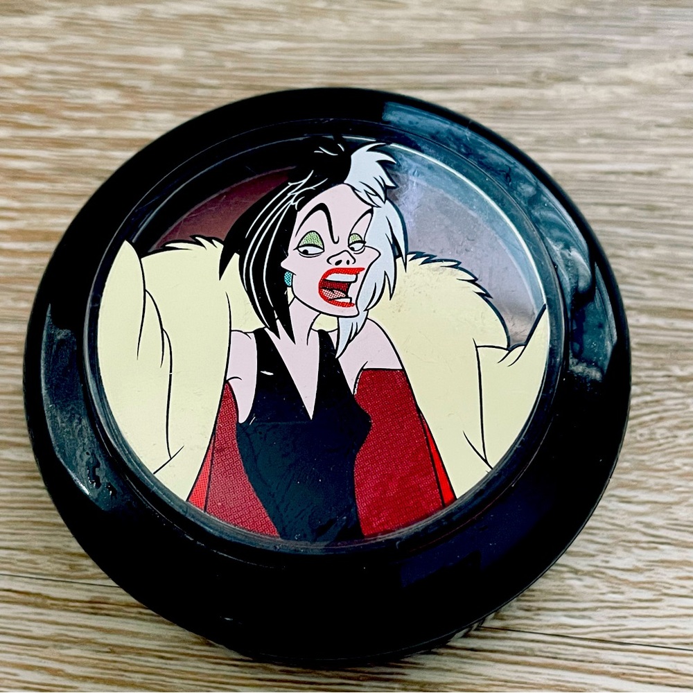 Limited Edition 2010 
MAC Cosmetics x Disney 
Cruella Darkly My Desr